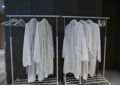 Albornoces blancos para clientes del SPA del albergue