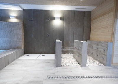 Duchas de sensaciones con piedras blancas y madera