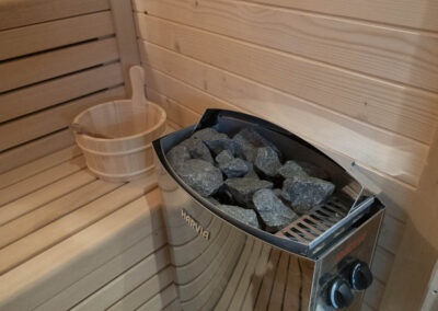 Estufa de rocas volcánicas en la sauna finlandesa
