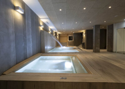Piscina de hidromasaje en zona wellness del Albergue